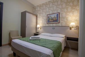 Voodi või voodid majutusasutuse Hotel Dei Fiori toas