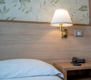 Voodi või voodid majutusasutuse Hotel Dei Fiori toas