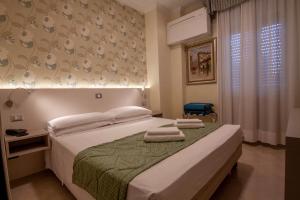 Voodi või voodid majutusasutuse Hotel Dei Fiori toas