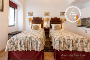 2 Betten in einem Hotelzimmer mit 2 Betten sidx sidx sidx sidx in der Unterkunft Discovery Apartment Estrela in Lissabon