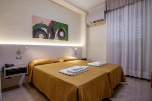 Voodi või voodid majutusasutuse Hotel Dei Fiori toas