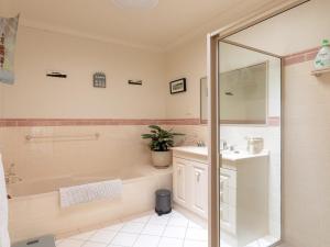 A bathroom at Walling-Clifton Gardens - backing onto golf course