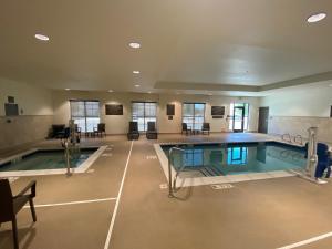 - une grande piscine dans un grand bâtiment dans l'établissement Comfort Suites Midland West, à Midland