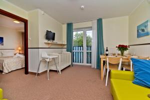 Televízia a/alebo spoločenská miestnosť v ubytovaní Apartamenty.in Villa Baltic