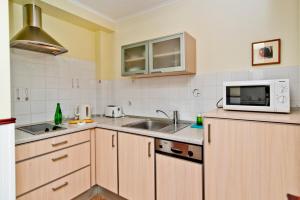 Kuchyňa alebo kuchynka v ubytovaní Apartamenty.in Villa Baltic