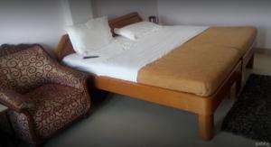 En eller flere senger på et rom på Hotel Shail Shikhar