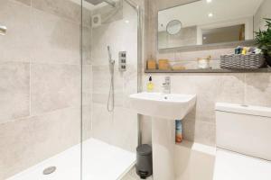 ein Badezimmer mit Dusche, Waschbecken und Toilette in der Unterkunft New Loos Cottage, Old School Court in Stow on the Wold + 17 Fotos