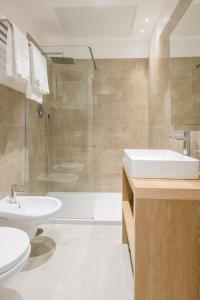 Lux Caracciolo في نابولي: حمام مع حوض ومرحاض ودش