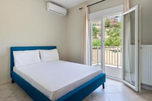 ein Schlafzimmer mit Bett und Balkon in der Unterkunft Lagadi Apartment 3 in Lassi