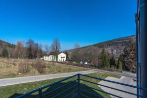 Widok na góry z tego aparthotelu