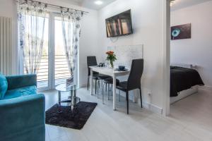 Telewizja i/lub zestaw kina domowego w obiekcie Apartamenty Izerskie - ul. Cicha 13H-I