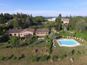 una vista aérea de una gran finca con piscina en Fattoria Sant'Andrea - Farm Stay, en San Gimignano