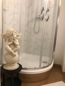 La salle de bains est pourvue d'une douche avec une statue de jeune fille. dans l'établissement Love Nest Versailles - Unique Louis XIV decoration - Calm location right IN city center, à Namur