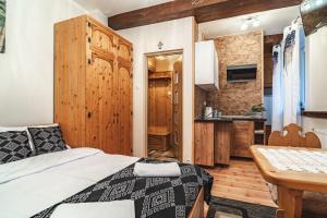 Kuchyňa alebo kuchynka v ubytovaní ZAKOHOME- Apartamenty Kościelisko Centrum