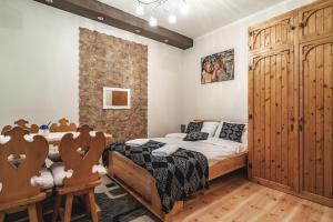 Posteľ alebo postele v izbe v ubytovaní ZAKOHOME- Apartamenty Kościelisko Centrum