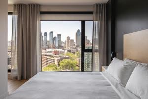 Postel nebo postele na pokoji v ubytování Griffintown Hôtel