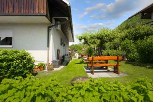 Vrt pred nastanitvijo Apartments Rikli Rodine near Bled