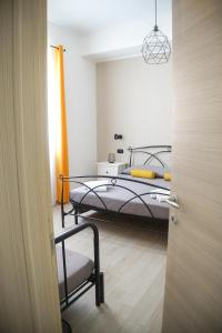 ein Schlafzimmer mit einem Bett in einem Zimmer in der Unterkunft S'Ilixi in Quartucciu