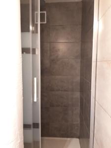 a shower with a glass door in a bathroom at la Bassure de Baas à Ambleteuse in Ambleteuse +11 photos