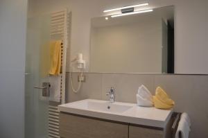 ティローロにあるHotel Karinのバスルーム(洗面台、鏡付)