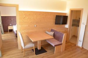 TV a/nebo společenská místnost v ubytování Hotel Karin