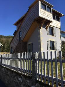 Το κτήριο όπου στεγάζεται  η παραθεριστική κατοικία +2 φωτογραφίες