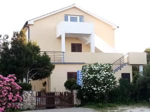 Zgradba, v kateri se nahaja apartma