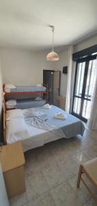 En eller flere senger på et rom på Hotel Vela Azzurra