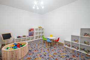 a room with a table and chairs and a ball pit at Przystań Łeba II in Łeba