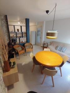 sala de estar con mesa y sofá en Lo Peressall Blau, en Tremp