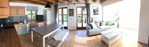 a kitchen and living room with a table and a couch at Zur Weberei in Bad Tölz