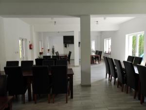 a dining room with a table and chairs at Hotelik Neptun in Ustronie Morskie
