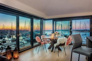 comedor con vistas al puerto deportivo en Hafenspitze No1, en Heiligenhafen 11 fotos más