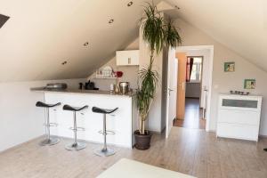 eine Küche mit einer Theke und Hockern in einem Zimmer in der Unterkunft Haus Jäschke in Bremerhaven