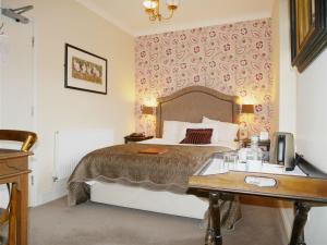 A bed or beds in a room at The Angel in Wootton Bassett