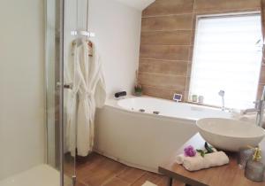 ein Badezimmer mit einer Badewanne und einem Waschbecken in der Unterkunft Appartement OK26 Oostkapelle in Oostkapelle