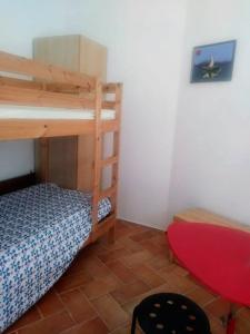 ein Schlafzimmer mit einem Etagenbett und einem Schreibtisch in der Unterkunft Casa dei ciliegi in San Lorenzo in Campo