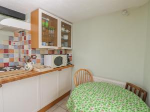 A kitchen or kitchenette at Athelstan Cottage 