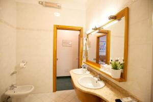 A bathroom at Hotel Dei Fiori