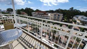 balcón con mesa y vistas a la ciudad en R&R Villen Baabe en Baabe