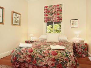 A bed or beds in a room at Redcourt - est 1904: Southern Highlands Elegance