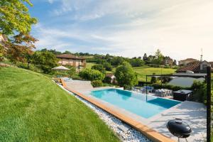 una imagen de una piscina en un patio en Villa Anna, Luxury and private pool, en Alba