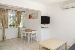 Televisi dan/atau pusat hiburan di 1 BR Central House in Bodrum