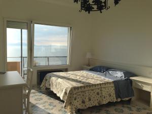Un dormitorio con una cama y una ventana grande. en B&B Dipintodiblu', en Nápoles