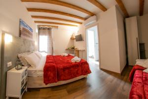 Televízia a/alebo spoločenská miestnosť v ubytovaní Marconi Rooms Alloggio Segreto