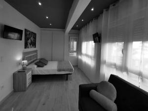 1 dormitorio con 1 cama y 1 sofá en una habitación en Estudios Placeta dels Bous - Plaza Constitución en Benicarló