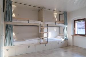Tempat tidur susun dalam kamar di Premium Hostel Kobarid