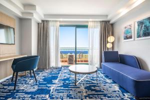 Uma área de estar em Crowne Plaza Sydney Coogee Beach by IHG