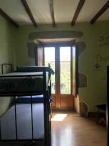 a room with a bed and a window at Pensión Albergue A Pedra in Sarria