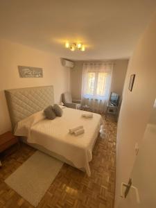 ein Schlafzimmer mit einem Bett mit zwei Handtüchern darauf in der Unterkunft Borik Hills in Zadar